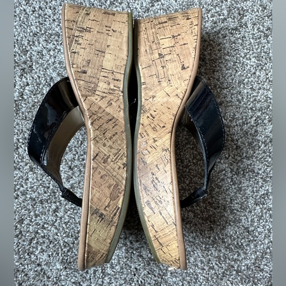 π€ 3/$30 ππ BLACK PATENT WEDGE SANDAL. SIZE 9.5. FAUX CORK. SO BRAND ππ - Picture 4 of 5